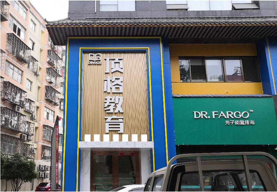 厦门门头设计要符合门店特色。